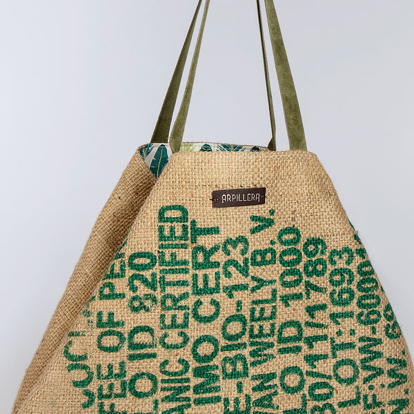 Bolso con decoración en verde Bolso con decoración en verde